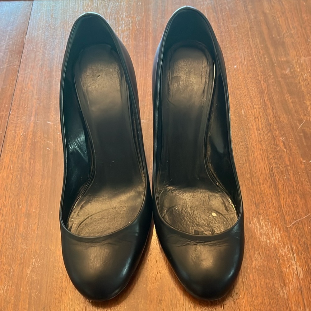 Gucci Malaga Kid pumps in black. Size 38 EU 8 US. Classic stiletto heels.